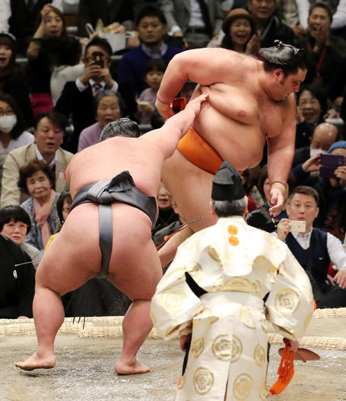 魁聖(右)を送り出しで破る貴景勝(撮影・鈴木正人)