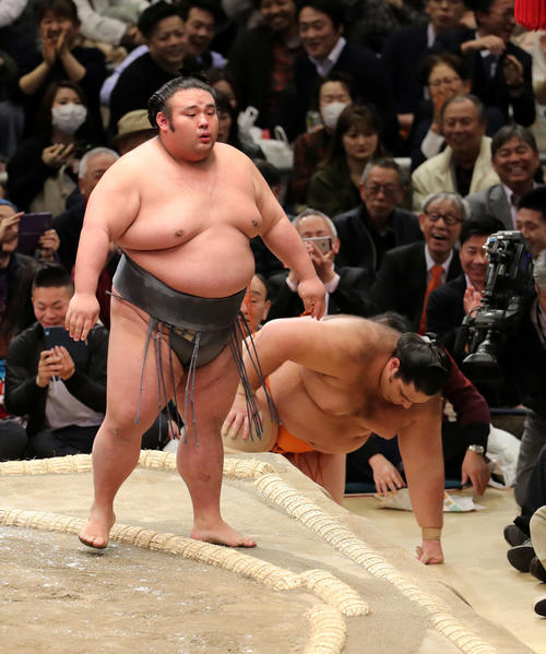 魁聖(右)を送り出しで破った貴景勝(撮影・鈴木正人)