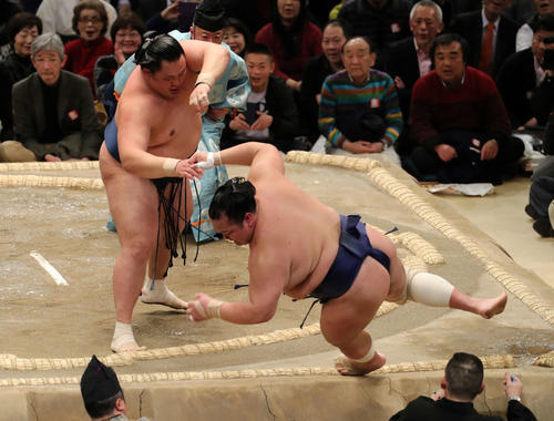 北勝富士(右)を押し出しで破る玉鷲(撮影・鈴木正人)