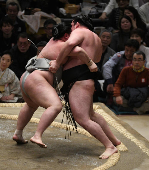 竜電(右)を寄り切りで下す明生(撮影・渦原淳)