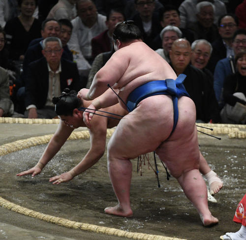 阿炎(左)を突き落としで下す逸ノ城(撮影・渦原淳)