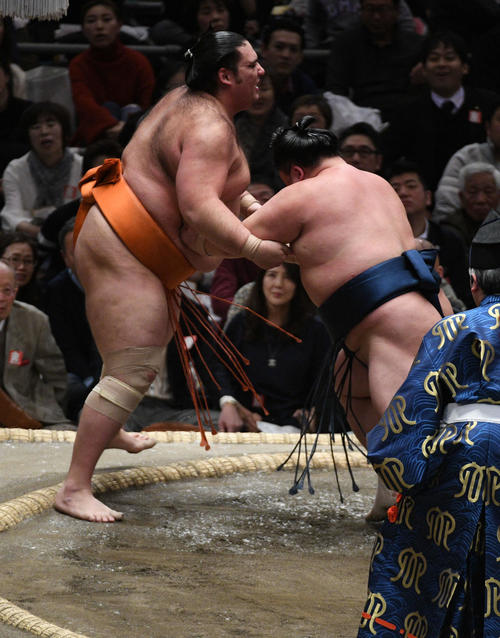 魁聖(左)を押し出しで破る玉鷲(撮影・渦原淳)