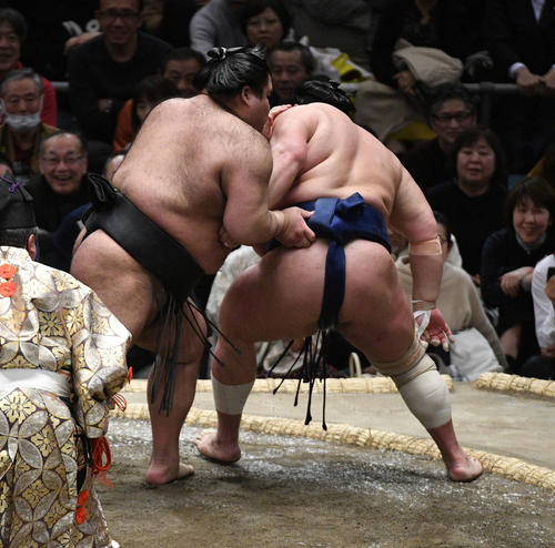 高安は送り出しで北勝富士(右)を破る(撮影・渦原淳)