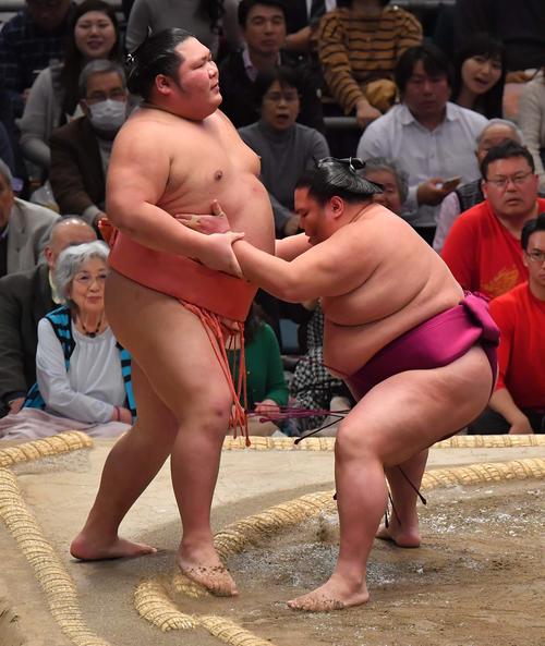 千代翔馬を寄り切りで勝利する御嶽海（撮影・上田博志）