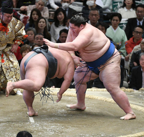 貴景勝（左）をはたき込みで破る逸ノ城（撮影・渦原淳）