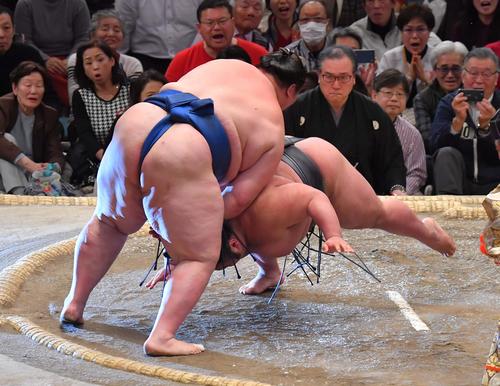 貴景勝にはたき込みで勝利する逸ノ城（撮影・上田博志）