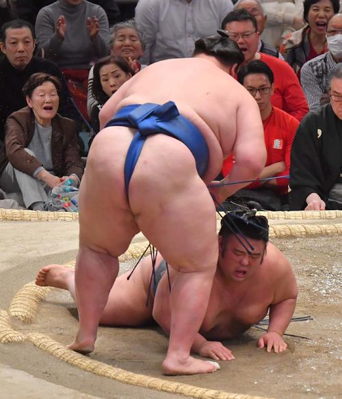 貴景勝にはたき込みで勝利する逸ノ城（撮影・上田博志）