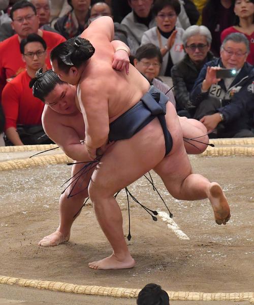 鶴竜（右）に寄り切りで勝利する豪栄道（撮影・上田博志）