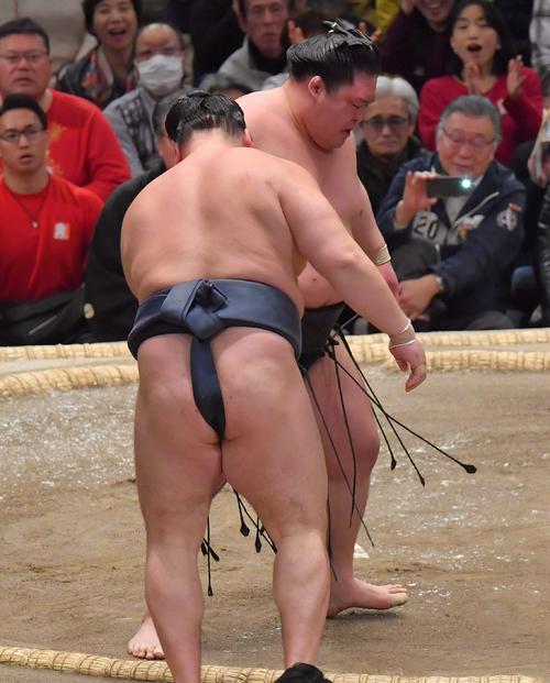 鶴竜に寄り切りで勝利する豪栄道（右）（撮影・上田博志）＝