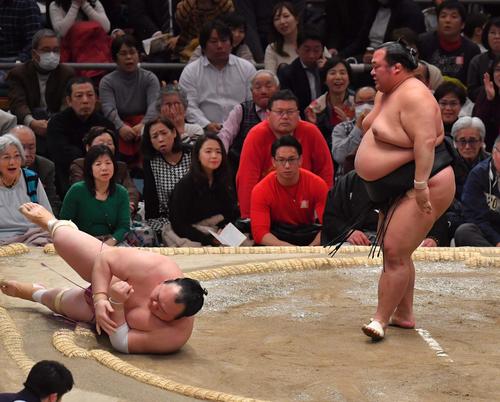 宝富士に肩すかしで勝利する豊ノ島（撮影・上田博志）