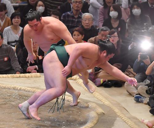 錦木を突き落としで勝利する遠藤（撮影・上田博志）