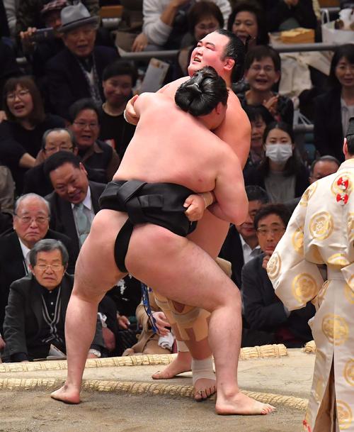 琴奨菊に寄り切りで勝利する竜電(撮影・上田博志)