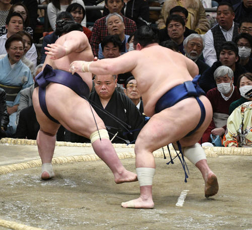 阿武咲(左)を押し倒しに破る北勝富士(撮影・渦原淳)