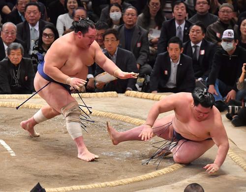 阿武咲(右)に押し倒しで勝利する北勝富士(撮影・上田博志)