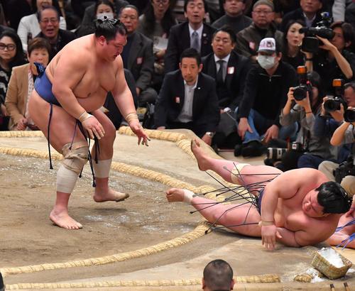 阿武咲(右)に押し倒しで勝利する北勝富士(撮影・上田博志)