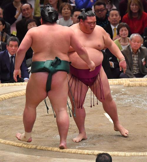 錦木(左)に寄り切りで勝利する御嶽海(撮影・上田博志)