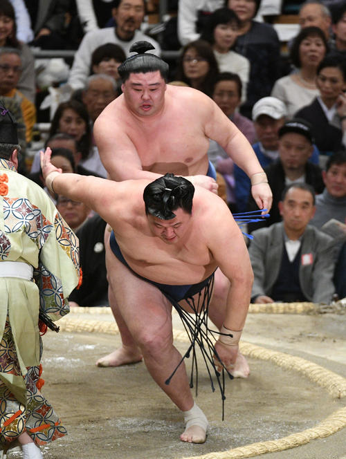 正代は玉鷲(手前)を突き落としで破る(撮影・渦原淳)