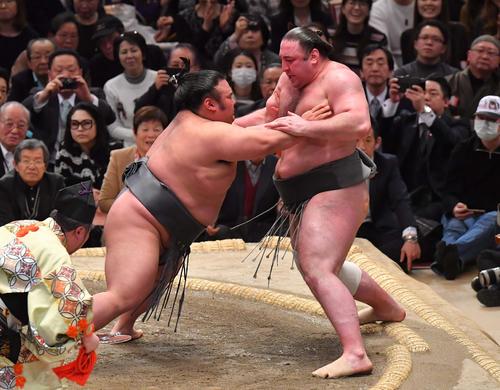 栃ノ心(右)に押し出しで勝利する貴景勝(撮影・上田博志)