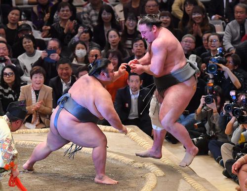 栃ノ心(右)に押し出しで勝利する貴景勝(撮影・上田博志)