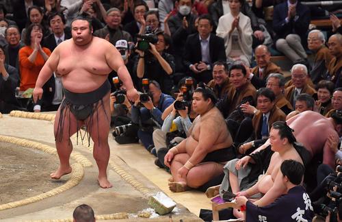 栃ノ心(右)に押し出しで勝利する貴景勝(撮影・上田博志)