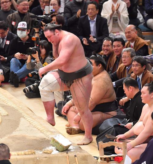 貴景勝に押し出しで敗れた栃ノ心(撮影・上田博志)
