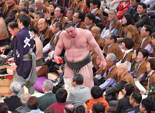 貴景勝に敗れ花道を引き揚げる栃ノ心(撮影・上田博志)