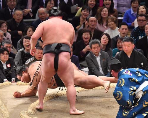高安(奥)に突き落としで勝利する豪栄道(撮影・上田博志)