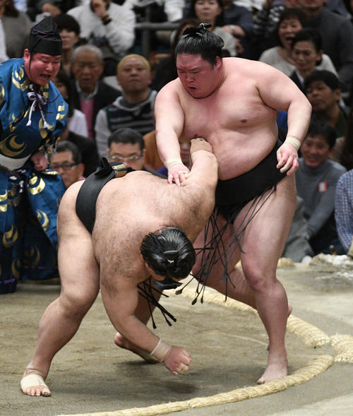 高安(左)を突き落としで破る豪栄道(撮影・渦原淳)