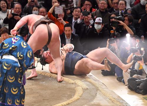 鶴竜(右)に下手投げで勝利する白鵬(撮影・上田博志)