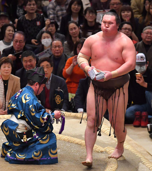 鶴竜(右)に下手投げで勝利する白鵬(撮影・上田博志)