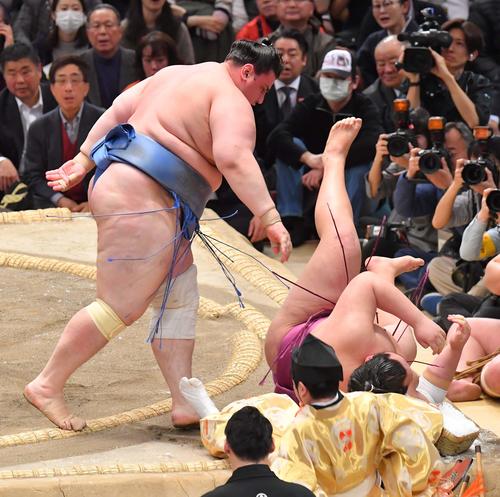 友風(右)に突き倒しで勝利する碧山(撮影・上田博志)