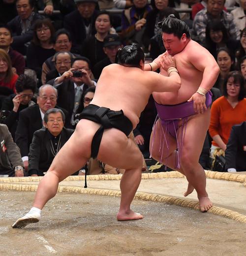 嘉風(右)に押し出しで勝利する隠岐の海(撮影・上田博志)