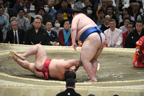 大栄翔(左)をはたき込む逸ノ城
(撮影・渦原淳)