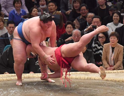 大栄翔(右)にはたき込みで勝利する逸ノ城(撮影・上田博志)