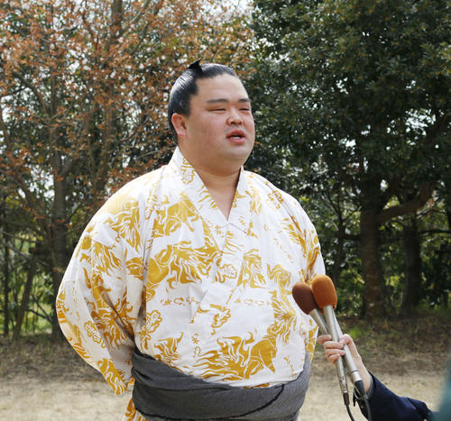 加古川巡業でご当所力士として地元メディアの取材に応じる妙義龍（撮影・佐藤礼征）