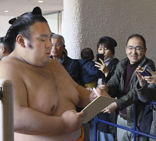 ファンにサインする新大関貴景勝（共同）