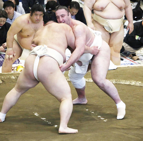 巡業の三番稽古で四つに組む栃ノ心（右）（撮影・佐藤礼征）