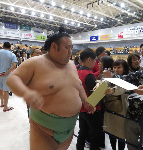 巡業の取組を終え、サインを求めるファンに応じる貴景勝