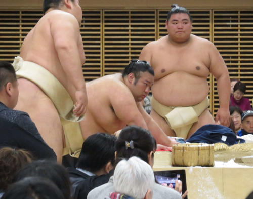 巡業の稽古中に腕立て伏せを繰り返す貴景勝