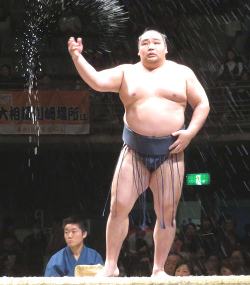 巡業の取組前に塩をまく鶴竜