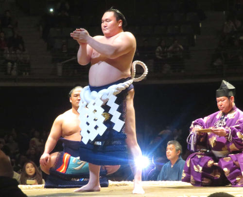 土俵入りを行った白鵬（中央）