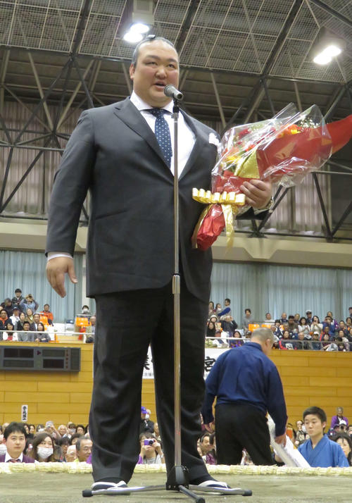 地元茨城県で行われた巡業で、受け取った花束を手に土俵上であいさつする荒磯親方
