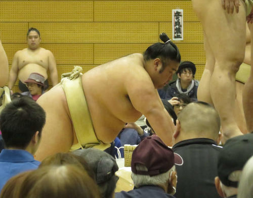 土俵下で腕立て伏せを繰り返す貴景勝