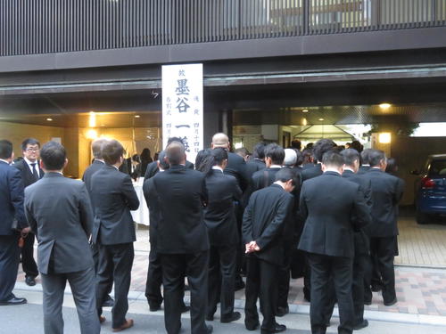 東京・浅草で営まれた元十両彩豪の墨谷一義さんの通夜には約300人の関係者が参列した