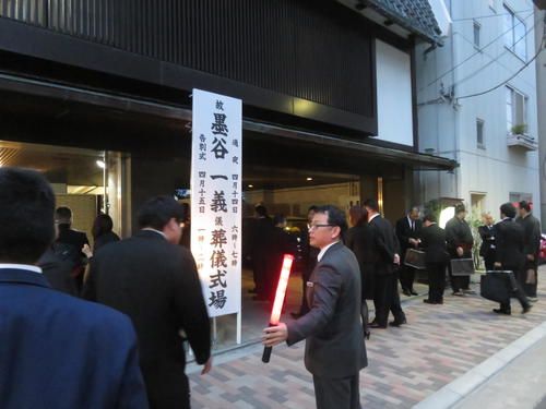 東京・浅草で営まれた元十両彩豪の墨谷一義さんの通夜には約300人の関係者が参列した