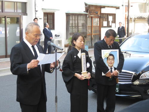 弔辞を読み上げる元中村親方の中沢栄男氏（左）と位牌を持つ喪主で妻の墨谷倫子さん（中央）