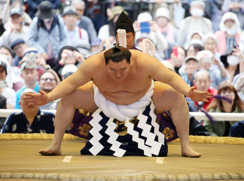 靖国神社奉納大相撲で土俵入りする横綱白鵬（撮影・河田真司）