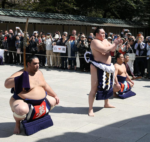 創立150周年の靖国神社で手数入り奉納を行う横綱白鵬（左から2人目）。左は太刀持ちの魁聖、露払いは石浦（撮影・河田真司）
