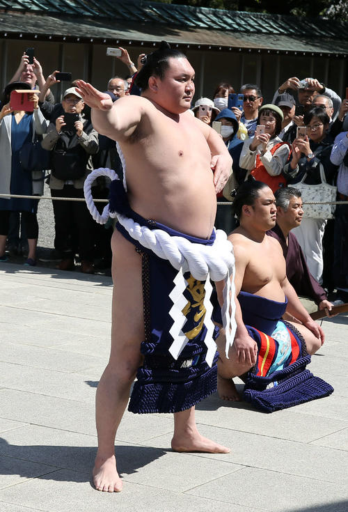 創立150周年の靖国神社で手数入り奉納を行う横綱白鵬（撮影・河田真司）