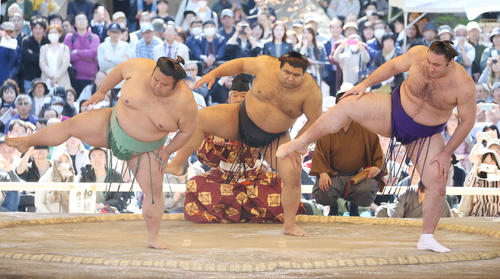 靖国神社奉納大相撲で三役そろい踏みを行う高安（中央）。左は貴景勝、右は栃ノ心（撮影・河田真司）